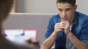 Zaakcentowany nastolatka narządzanie opowiadać z psychiatrą, depresji terapii zdrowie zdjęcie wideo Zaakcentowany nastolatka narządzanie opowiadać z psychiatrą, depresji terapii zdrowie zdjęcie wideo