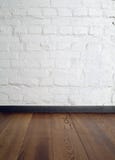 Zaal binnenlandse wijnoogst met witte bakstenen muur Stock Foto's Zaal binnenlandse wijnoogst met witte bakstenen muur Stock Foto's