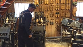Zaanse Schans/los Países Bajos - 25 de marzo de 2018: Taller de madera del zapato de Kooijman almacen de video Zaanse Schans/los Países Bajos - 25 de marzo de 2018: Taller de madera del zapato de Kooijman almacen de video
