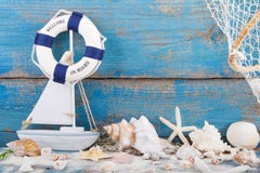 Zabawkarski żaglówki, życia boja z seashells i drewno fotografia stock Zabawkarski żaglówki, życia boja z seashells i drewno fotografia stock