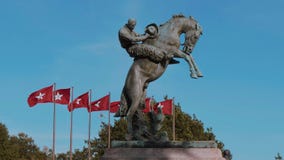 Zabytek i flaga Oklahoma przy stanu Capitol w Oklahoma mieście zbiory wideo Zabytek i flaga Oklahoma przy stanu Capitol w Oklahoma mieście zbiory wideo