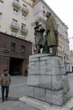 Zabytek Stanislavsky i Nemirovich-Danchenko na Kamergersky pas ruchu w centrum Moskwa obraz stock Zabytek Stanislavsky i Nemirovich-Danchenko na Kamergersky pas ruchu w centrum Moskwa obraz stock