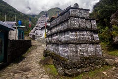 Zabytki z inskrypcjami na Everest Podstawowego obozu wędrówce, Nepal obraz royalty free Zabytki z inskrypcjami na Everest Podstawowego obozu wędrówce, Nepal obraz royalty free