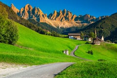 Zachwycającego lata wysokogórski krajobraz z Santa Maddalena wioską, dolomity, Włochy obrazy royalty free Zachwycającego lata wysokogórski krajobraz z Santa Maddalena wioską, dolomity, Włochy obrazy royalty free