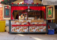 Zadar, Chorwacja, Listopad 28, 2018: Mini Donuts stojak przy chwila obecna trwającym rynkiem obrazy stock Zadar, Chorwacja, Listopad 28, 2018: Mini Donuts stojak przy chwila obecna trwającym rynkiem obrazy stock