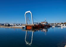 Zadar, Croatie, le 29 novembre 2018 Accroissez la grue sur la pièce de levage de péniche du pilier concret étant démolie et rempl photos stock Zadar, Croatie, le 29 novembre 2018 Accroissez la grue sur la pièce de levage de péniche du pilier concret étant démolie et rempl photos stock