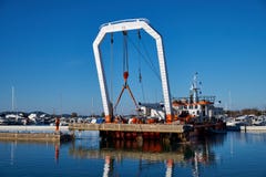 Zadar, Κροατία, στις 29 Νοεμβρίου 2018: Εργαζόμενοι που κατεδαφίζουν και που αφαιρούν την αποβάθρα, στοκ φωτογραφίες Zadar, Κροατία, στις 29 Νοεμβρίου 2018: Εργαζόμενοι που κατεδαφίζουν και που αφαιρούν την αποβάθρα, στοκ φωτογραφίες