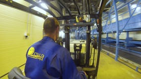 Zadka widoku pracownik na Forklift Bierze sześcian i Odtransportowywa zbiory wideo Zadka widoku pracownik na Forklift Bierze sześcian i Odtransportowywa zbiory wideo
