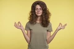 Zadowoleni zadowoleni studenccy kobiet odczucia relaksowali po ciężkiego nauka dnia w uniwersytecie fotografia royalty free Zadowoleni zadowoleni studenccy kobiet odczucia relaksowali po ciężkiego nauka dnia w uniwersytecie fotografia royalty free