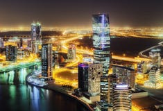 Zadziwiająca nighttime linia horyzontu: drapacze chmur duży nowożytny miasto w centrum Dubai Zdjęcie Stock Zadziwiająca nighttime linia horyzontu: drapacze chmur duży nowożytny miasto w centrum Dubai Zdjęcie Stock