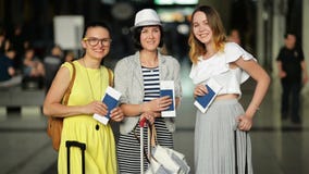 Zadziwiające Uśmiechnięte dziewczyny w Jaskrawej lato odzieży są Szczęśliwe Mieć wakacje Wpólnie Młode Kobiety Trzymają dokumenty zbiory wideo Zadziwiające Uśmiechnięte dziewczyny w Jaskrawej lato odzieży są Szczęśliwe Mieć wakacje Wpólnie Młode Kobiety Trzymają dokumenty zbiory wideo