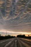 Zadziwiający mammatus chmurnieje nad drogą przy plecy surowa burza nad Nebraska zdjęcie stock Zadziwiający mammatus chmurnieje nad drogą przy plecy surowa burza nad Nebraska zdjęcie stock