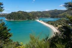 Zadziwiający widok długa plaża z turkus wodą w Abel Tasman parku narodowym fotografia royalty free Zadziwiający widok długa plaża z turkus wodą w Abel Tasman parku narodowym fotografia royalty free
