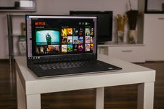ZAGABRIA, CROAZIA - 20 DICEMBRE 2015 Finestre 10 app di Netflix sullo schermo di computer Netflix è un fornitore a richiesta che immagini stock ZAGABRIA, CROAZIA - 20 DICEMBRE 2015 Finestre 10 app di Netflix sullo schermo di computer Netflix è un fornitore a richiesta che immagini stock