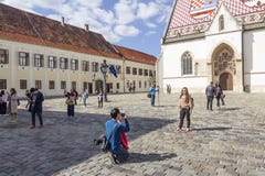 ZAGREB, CROATIE - avril 2018 touristes se photographiant devant l'église de St Mark photo libre de droits ZAGREB, CROATIE - avril 2018 touristes se photographiant devant l'église de St Mark photo libre de droits