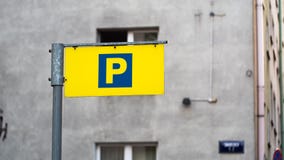Zahlendes parkendes Zeichen des Gelbs auf dem Hintergrund des Altbaus lizenzfreie stockbilder Zahlendes parkendes Zeichen des Gelbs auf dem Hintergrund des Altbaus lizenzfreie stockbilder