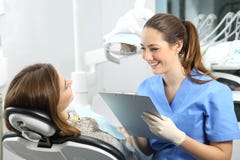 Zahnarzt mit Krankengeschichte fragend zu einem Patienten stockfotos Zahnarzt mit Krankengeschichte fragend zu einem Patienten stockfotos