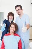 Zahnarztteam und -patient mit den Daumen-oben Lizenzfreie Stockfotos Zahnarztteam und -patient mit den Daumen-oben Lizenzfreie Stockfotos