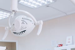 Zahnmedizinischer heller Abschluss oben im Zahnarztbüro Zahnmedizinische Klinikausrüstung - nahes hohes Bild des Lichtes der medi stockfotografie Zahnmedizinischer heller Abschluss oben im Zahnarztbüro Zahnmedizinische Klinikausrüstung - nahes hohes Bild des Lichtes der medi stockfotografie