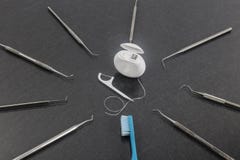 Zahnpflege mit Zahnseide und Zahnbürste stockbild Zahnpflege mit Zahnseide und Zahnbürste stockbild