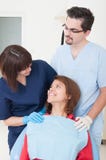 Zahnpflegekonzept mit Doktoren Lizenzfreie Stockfotografie Zahnpflegekonzept mit Doktoren Lizenzfreie Stockfotografie