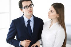 Zakenlieden en vrouw die tabletcomputer in modern bureau met behulp van Collega's of bedrijfmanagers op het werk partners royalty-vrije stock afbeeldingen Zakenlieden en vrouw die tabletcomputer in modern bureau met behulp van Collega's of bedrijfmanagers op het werk partners royalty-vrije stock afbeeldingen