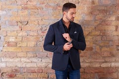 Zakenman Buttoning Suit Jacket stock foto Zakenman Buttoning Suit Jacket stock foto