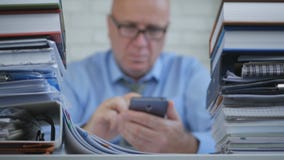 Zakenman in de Tekst die van het Boekhoudingsbureau de Draadloze Verbinding van Cellphone gebruiken stock foto Zakenman in de Tekst die van het Boekhoudingsbureau de Draadloze Verbinding van Cellphone gebruiken stock foto