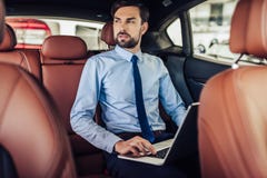 Zakenman die aan laptop werkt stock foto Zakenman die aan laptop werkt stock foto