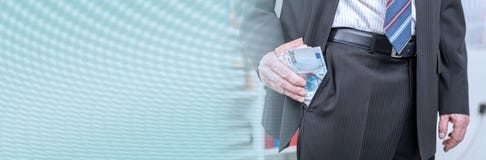 Zakenman die bankbiljetten verwijderen uit zijn zak Panoramische banner royalty-vrije stock fotografie Zakenman die bankbiljetten verwijderen uit zijn zak Panoramische banner royalty-vrije stock fotografie