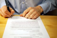 Zakenman die document ondertekenen bij bureau royalty-vrije stock afbeelding Zakenman die document ondertekenen bij bureau royalty-vrije stock afbeelding
