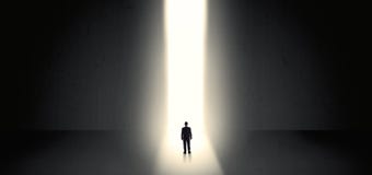 Zakenman die het licht aan het eind van iets zien stock afbeelding Zakenman die het licht aan het eind van iets zien stock afbeelding