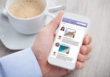 Zakenman die sociale voorzien van een netwerkplaats op mobilofoon surfen stock afbeelding Zakenman die sociale voorzien van een netwerkplaats op mobilofoon surfen stock afbeelding