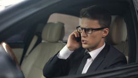 Zakenman die telefoon autoraam na telefoongesprek, slecht nieuws weggooien stock videobeelden Zakenman die telefoon autoraam na telefoongesprek, slecht nieuws weggooien stock videobeelden