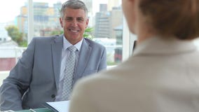 Zakenman het schudden handen met een vrouw stock footage Zakenman het schudden handen met een vrouw stock footage