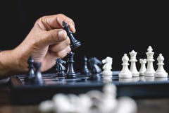 Zakenman het spelen schaak en het denken strategie over neerstorting over royalty-vrije stock afbeeldingen Zakenman het spelen schaak en het denken strategie over neerstorting over royalty-vrije stock afbeeldingen