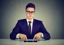 Zakenman het typen met vingers op zijn tabletcomputer stock afbeelding Zakenman het typen met vingers op zijn tabletcomputer stock afbeelding