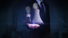 Zakenman open palm, Gerookte koeltoren van kernenergieinstallatie, thermische elektrische centrale stock footage Zakenman open palm, Gerookte koeltoren van kernenergieinstallatie, thermische elektrische centrale stock footage
