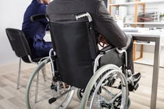 Zakenman Sitting In Wheelchair royalty-vrije stock foto Zakenman Sitting In Wheelchair royalty-vrije stock foto