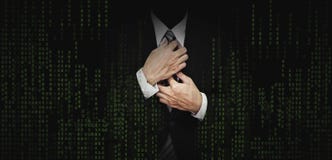 Zakenman in zwart kostuum met de abstracte groene grafische achtergrond van de computercode bedrijfsbankwezen, Internet-het conce Stock Afbeeldingen Zakenman in zwart kostuum met de abstracte groene grafische achtergrond van de computercode bedrijfsbankwezen, Internet-het conce Stock Afbeeldingen