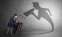 Zakenmanschaduw die aan zich concept schreeuwen Stock Afbeelding Zakenmanschaduw die aan zich concept schreeuwen Stock Afbeelding