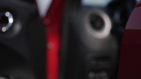 Zako?czenie ?e?ska r?ka otwiera drzwi czerwony samoch?d 4K zwalniaj? mo zdjęcie wideo Zako?czenie ?e?ska r?ka otwiera drzwi czerwony samoch?d 4K zwalniaj? mo zdjęcie wideo