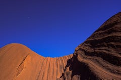 Zakończenie w górę widoków majestatyczna rockowa formacja Uluru Ayers skała w Uluru Kat Tjuta parku narodowym, Australia zdjęcia stock Zakończenie w górę widoków majestatyczna rockowa formacja Uluru Ayers skała w Uluru Kat Tjuta parku narodowym, Australia zdjęcia stock
