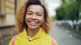 Zakończenia zwolnionego tempa portret atrakcyjna amerykanin afrykańskiego pochodzenia kobieta patrzeje kamerę z uradowanym uśmiec zbiory wideo Zakończenia zwolnionego tempa portret atrakcyjna amerykanin afrykańskiego pochodzenia kobieta patrzeje kamerę z uradowanym uśmiec zbiory wideo