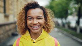 Zakończenia zwolnionego tempa portret atrakcyjna mieszana biegowa dziewczyna patrzeje kamerę z szczęśliwym uśmiechem wyraża pozyt zdjęcie wideo Zakończenia zwolnionego tempa portret atrakcyjna mieszana biegowa dziewczyna patrzeje kamerę z szczęśliwym uśmiechem wyraża pozyt zdjęcie wideo