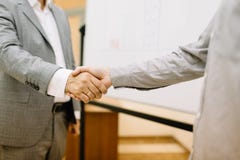 Zakończenie biznesmeni trząść ręki na zamazanym tle Zgody pojęcie zdjęcie royalty free Zakończenie biznesmeni trząść ręki na zamazanym tle Zgody pojęcie zdjęcie royalty free
