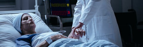 Zakończenie doktorski sprawdza puls jego konanie nowotworu patie zdjęcia stock Zakończenie doktorski sprawdza puls jego konanie nowotworu patie zdjęcia stock