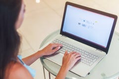 Zakończenie fotografia młoda biznesowa kobieta pracuje na laptopie w białym biurze zdjęcie stock Zakończenie fotografia młoda biznesowa kobieta pracuje na laptopie w białym biurze zdjęcie stock