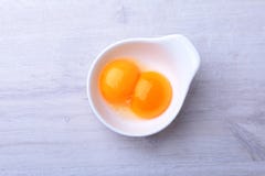 Zakończenie jajeczny yolk w białym pucharze Odgórny widok Obrazy Stock Zakończenie jajeczny yolk w białym pucharze Odgórny widok Obrazy Stock