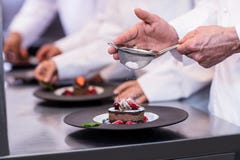 Zakończenie kończy deserowego talerza szef kuchni obrazy stock Zakończenie kończy deserowego talerza szef kuchni obrazy stock